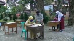 Video Orangtua Antar Anak Daftar PPDB SMP dengan Protokol Kesehatan Ketat