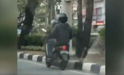 Video Viral Aksi Penjambret Curi Ponsel dari Mobil Terjebak Macet di Jakarta