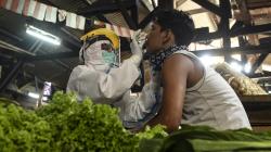 Pedagang Pasar Thomas Jakarta Ikuti Tes Swab Covid-19