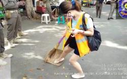Viral Video Perempuan Pelanggar PSBB Terlihat Jijik Menyapu Jalan di Jakbar