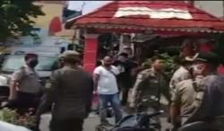 Video Warga dan Penghuni Kontrakan Berkelahi akibat Masalah Parkiran