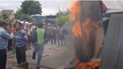 Demo Pembagian BLT di Madina Ricuh, Warga Bakar Balai Desa di Tengah Jalinsum