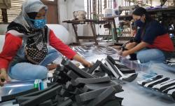 Beralih Profesi karena Covid-19, Perajin Ini Sukses Buat Baju Hazmat dan Face Shield