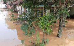 Gegara Banjir, Keluarga di Tasikmalaya Ini Tidur di Plafon Rumah