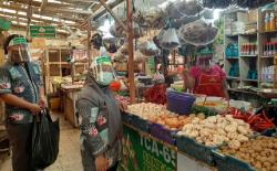 Pedagang Pasar di Jakarta Utara Wajib Pakai Face Shield