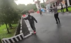 Video Pria Nekat Terobos Markas Brimob Polda Sulawesi Tenggara