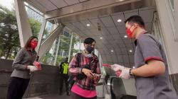 HUT Jakarta, Bank DKI Bagikan 2.200 Masker untuk Penumpang MRT