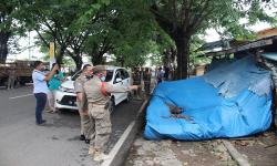 PKL Membandel, Satpol PP Padang Angkut Barang Dagangan untuk Diproses<