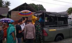 Babinsa Koramil Kodim 1308 Luwuk Banggai Bantu Evakuasi Warga Terkena Banjir