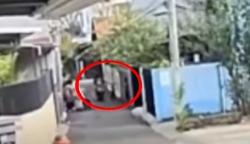 Detik-Detik Aksi Jambret Telepon Genggam di Jakarta Timur Terekam CCTV