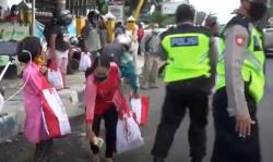 Presiden Jokowi Bagikan Sembako ke Warga Banyuwangi di Pinggir Jalan