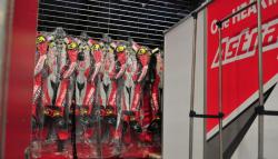 Ini Cara Pembalap Honda Racing Team Rawat Baju Balap