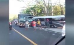 Video Minibus Pecah Ban Tabrak Truk Tronton di Situbondo