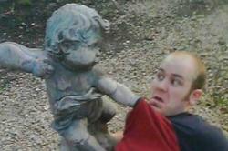 Marak di Media Sosial, Patung Balas Dendam ke Manusia