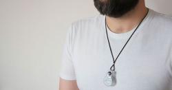 NASA Kembangkan Kalung yang Bisa Cegah Tangan Menyentuh Wajah