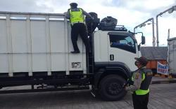 Cegah Hasil Kejahatan Keluar Bali, Truk di Pelabuhan Gilimanuk Diperiksa Intensif