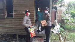 Kisah Anggota Polri Susuri Hutan Kalimantan Bagikan Sembako pada Warga Terdampak Covid-19<
