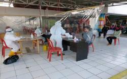 Puluhan Pedagang hingga Petugas Parkir Pasar Batujajar Rapid Test