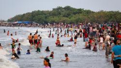 Pantai Tanjung Pasir Tangerang Dipadati Wisatawan saat PSBB
