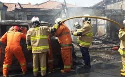 Kebakaran Pabrik Mebel di Cakung Belum Padam, Ini Kendala Petugas