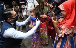 Ketika Ridwan Kamil Bawa Bekal Masker untuk Dibagikan ke Anak-Anak
