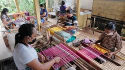 Kena PHK, Pekerja Bangkit dengan Membuat Usaha Kerajinan Tenun Tradisional Bali