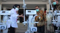 Wali Kota Surabaya Tri Rismaharini Berikan Ventilator untuk Penanganan Covid-19