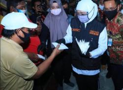 Bagikan Masker ke Pedagang di Surabaya, Khofifah: Efektif Cegah Penularan Covid-19