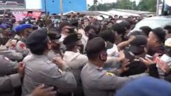 Masa Pengunjuk Rasa Tolak TKA China di Konawe Kembali Bentrok dengan Polisi