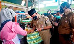 Kendalikan Limbah Sampah Plastik, Wali Kota Padang Bagikan Keranjang Daur Ulang <