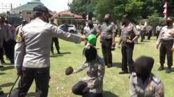 Naik Pangkat di HUT Ke-74 Bhayangkara, 73 Personel Polresta Padang Mandi Kembang<