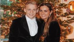 Jarang Orang Tahu, Pacar Van de Beek Pernah Cium Trofi Premier League