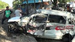 Minibus Ditabrak Kereta Api di Lamongan, Bocah 2 Tahun Tewas di Lokasi Kejadian