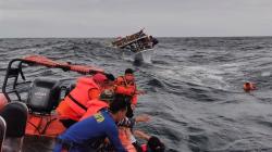 Detik-Detik Kapal Wisata Tenggelam Dihantam Ombak Setinggi 4 Meter di Sultra
