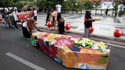 Aksi Teatrikal Seniman Kirim Peti Jenazah untuk Pemerintah Kota Surabaya