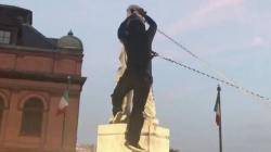 Patung Christopher Columbus Dirobohkan lalu Dibuang ke Laut