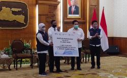 Erick Thohir dan Mahfud MD Serahkan Bantuan Obat serta APD untuk Pemprov Jatim