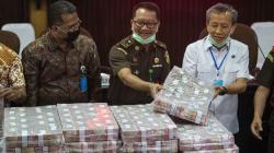 Kejagung Pamer Tumpukan Uang Hasil Eksekusi Kasus Korupsi Penjualan Kondensat