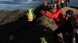 Warga Suku Tengger Gelar Ritual Yadnya Kasada di Kawah Gunung Bromo