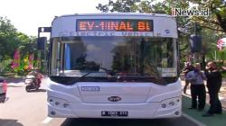 Video Bus Listrik Rute Balai Kota-Blok M Diuji Coba, Penumpang Wajib Pakai Masker