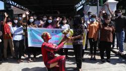 Iron Man Hibur Pasien Sembuh Covid-19 di Surabaya