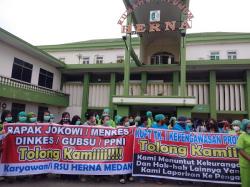 Dirumahkan Sepihak Tanpa Gaji, Puluhan Karyawan RS Herna Medan Gelar Aksi Damai