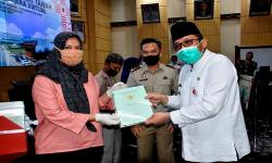 Pemkot Padang Serahkan Sertifikat Tanah Program PTSL Kepada Warga Koto Lalang<