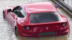 Terjebak Banjir, Mobil Ferrari FF Ditinggal Pergi Pemiliknya