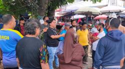 Petugas PD Pasar Manado Tertibkan Pedagang Berjualan di Badan Jalan <