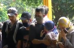 Video Suasana Haru Keluarga Iringi Pemakaman Jenazah Yodi Prabowo di Tangsel