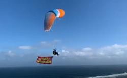 Sosialisasi New Normal di Bali, Pilot TNI AU Melayang di Langit Pantai Pandawa