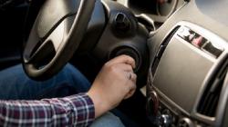 Jangan Paksa Starter Mobil jika Aki Sudah Soak, Ini yang Akan Terjadi