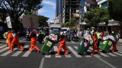 Aktivis Lingkungan Gelar Aksi Tolak Sampah Plastik yang Mencemari Kali Surabaya