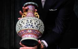 Dicampakkan 50 Tahun di Atas Lemari, Vas Bunga Ini Terjual Rp127 Miliar